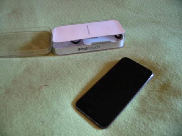 Fifth-gen iPod Touch and box